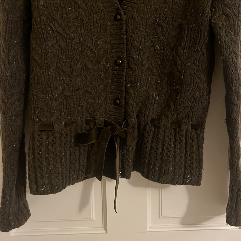 Olive green sweater with velvet tie, size medium - Picture 7 of 7